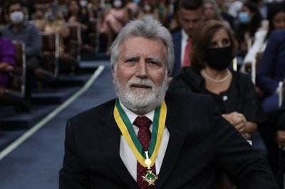 Presidente do TJDFT é condecorado com a Medalha do Mérito da Defensoria Pública do DF