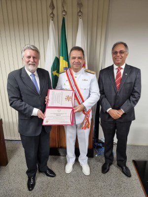 Presidente do TJDFT entrega Comenda Ordem do Mérito ao Diretor-Geral de Navegação da Marinha do Brasil