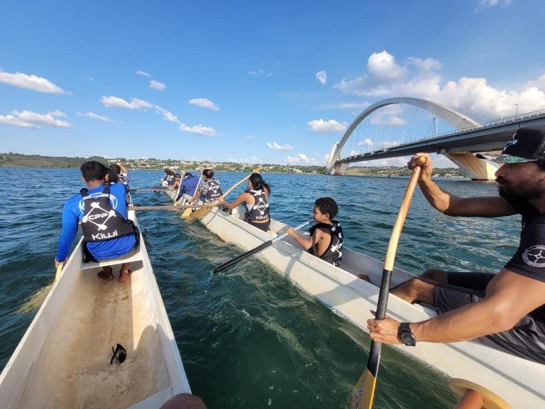 Meninos acolhidos praticam Canoa Havaiana no Lago Paranoá