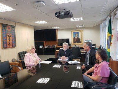 Presidente do TJDFT recebe visita de coordenadora da FENAJUFE