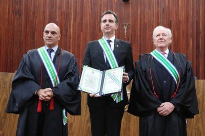 Presidente do TJDFT prestigia homenagem do TSE ao Presidente do Senado Federal