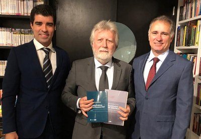 Presidente do TJDFT prestigia lançamento de livros do Desembargador James Eduardo Oliveira