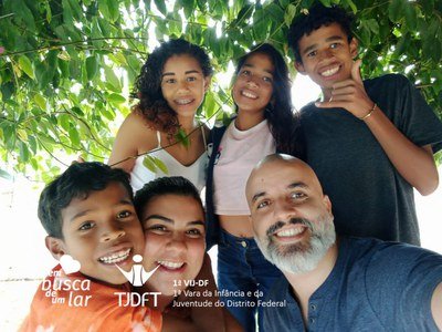 Grupo de quatro irmãos ganha família com ajuda de programa de adoção da 1ª VIJ-DF