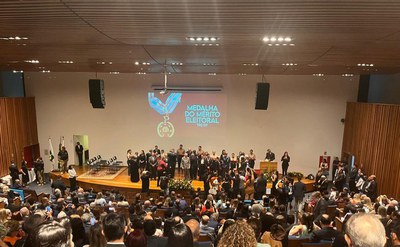 Presidente do TJDFT prestigia entrega da Medalha do Mérito Eleitoral