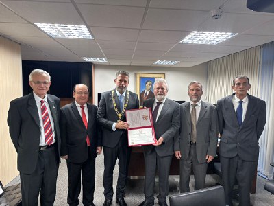 Tribunal homenageia Presidente da Câmara com comenda da Ordem do Mérito Judiciário do DF