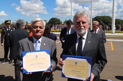 Desembargadores do TJDFT recebem Diploma de Colaborador Emérito do Exército Brasileiro