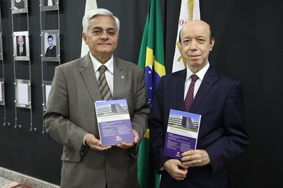 Desembargadores do TJDFT são homenageados em livro lançado no TRE-DF