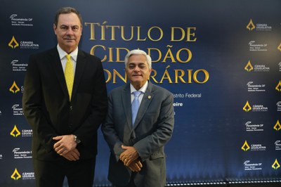 1º Vice-Presidente do TJDFT prestigia concessão de título de cidadão ao Presidente da Fecomércio DF