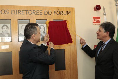 Fórum de Águas Claras homenageia o Juiz Daniel Mesquita Guerra na galeria de Diretores