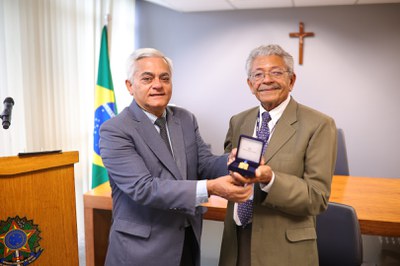 1º Vice-Presidente do TJDFT entrega Medalha a servidor com 50 anos de dedicação ao Tribunal